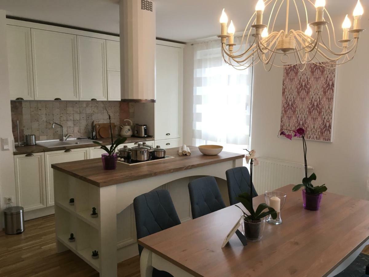White Vintage Park View Apartment Wenen Buitenkant foto