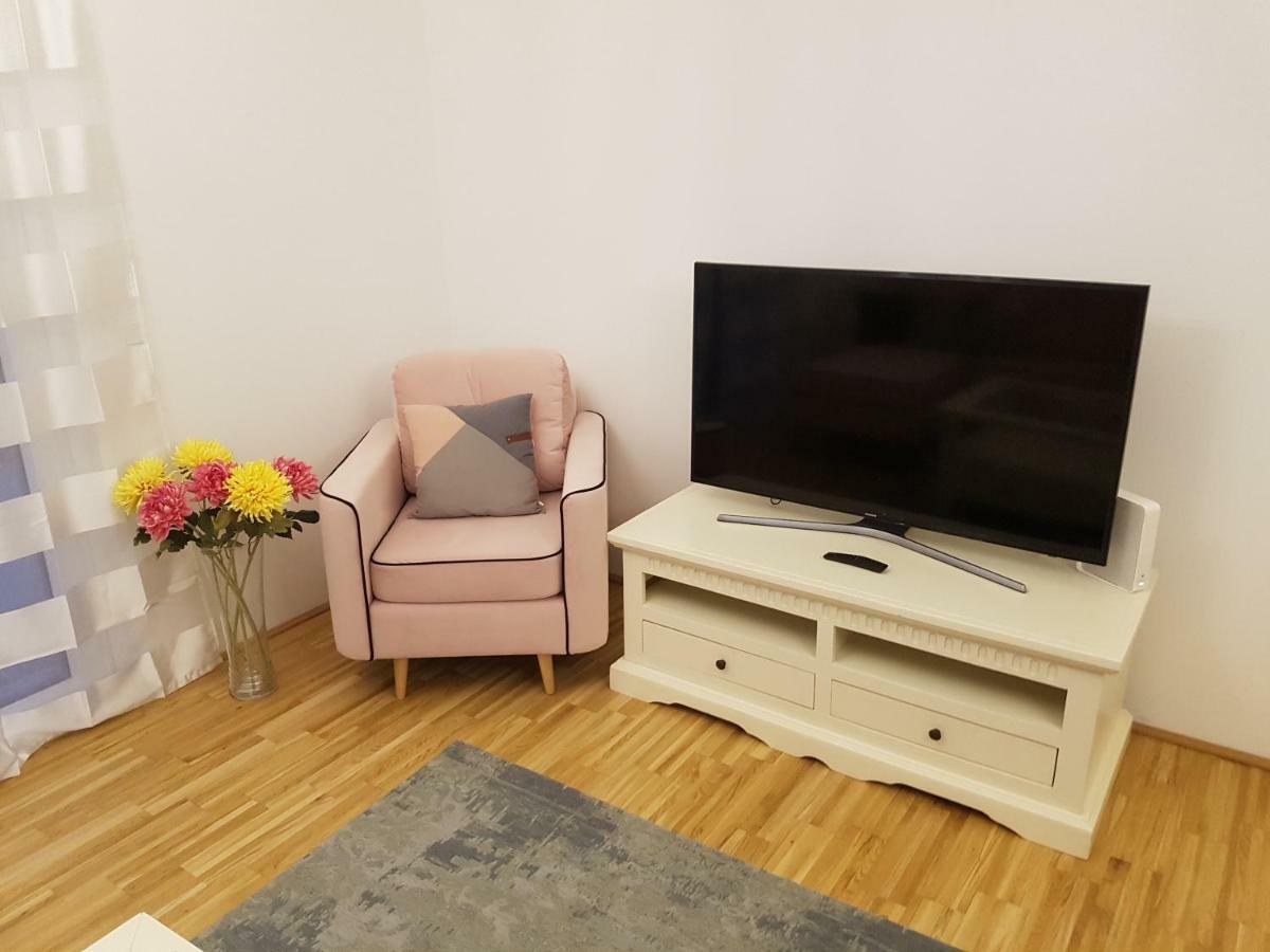 White Vintage Park View Apartment Wenen Buitenkant foto