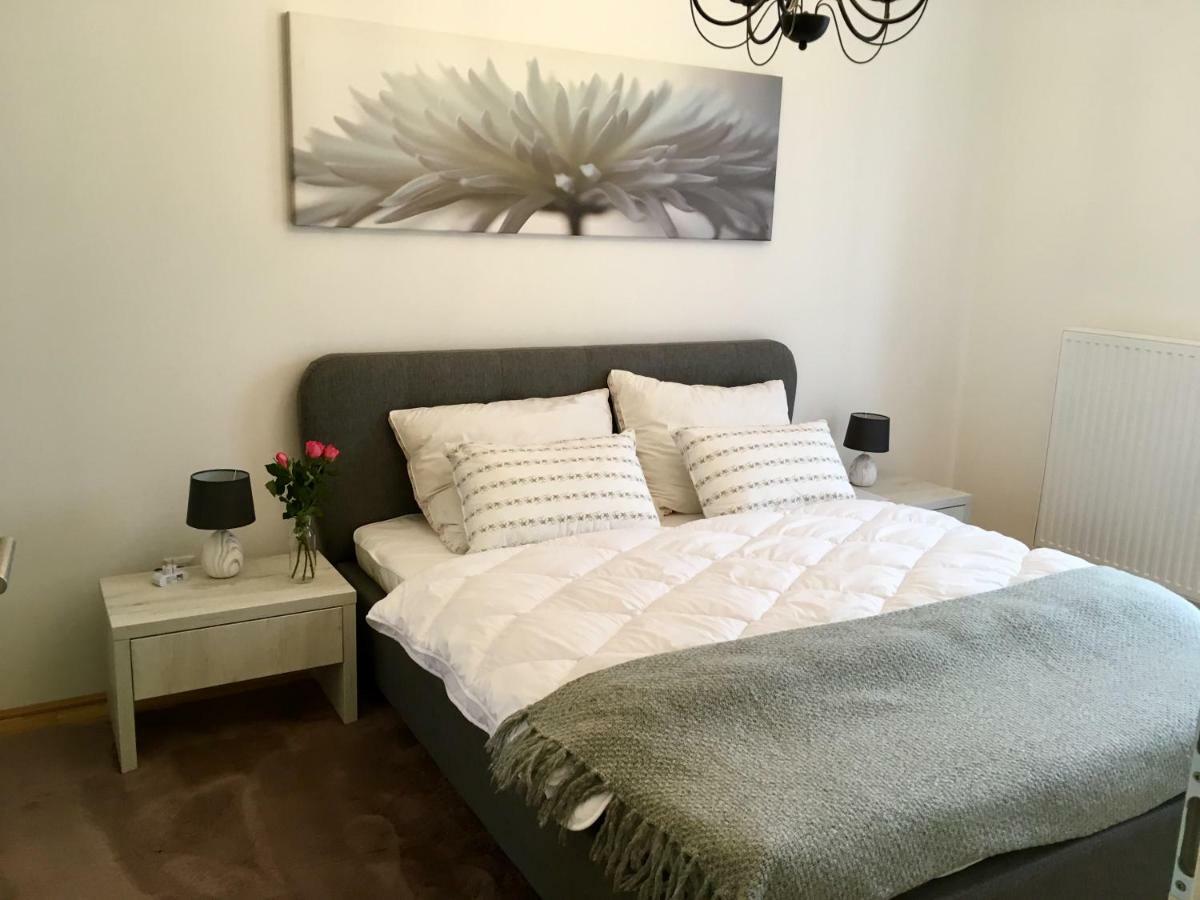 White Vintage Park View Apartment Wenen Buitenkant foto