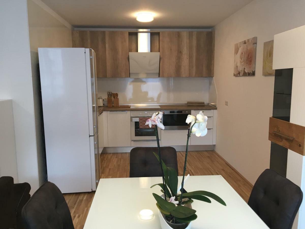 White Vintage Park View Apartment Wenen Buitenkant foto