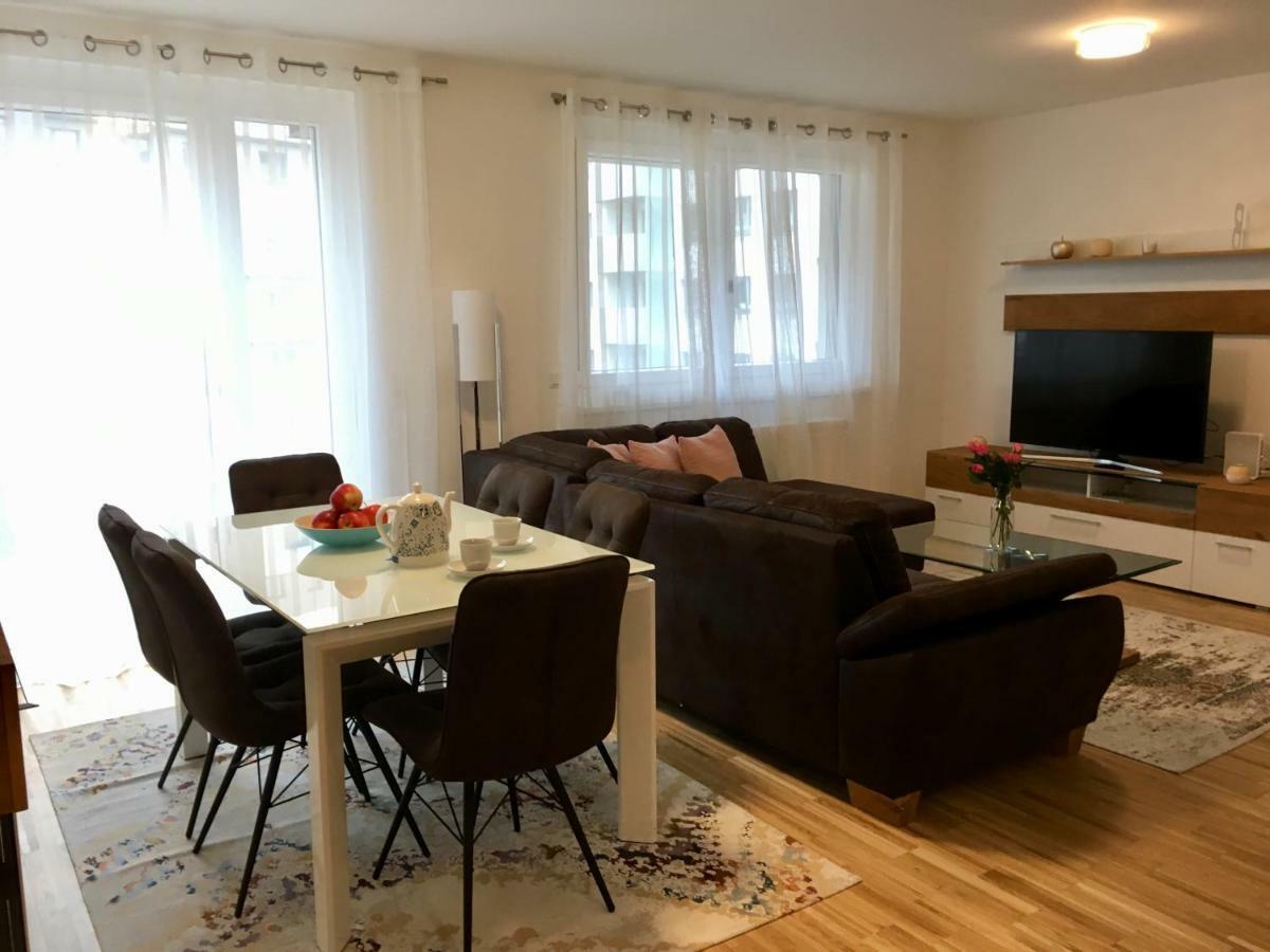 White Vintage Park View Apartment Wenen Buitenkant foto
